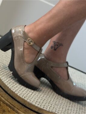 Dadawen Chunky T-Strap Platform Heels 8.5